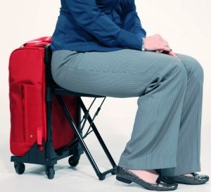 Универсальные дорожные чемоданы с откидным сиденьем.