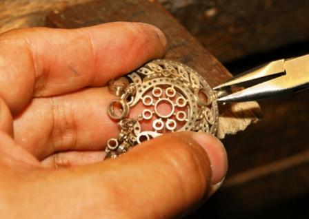 Чистка и ремонт ювелирных изделий из золота и серебра.