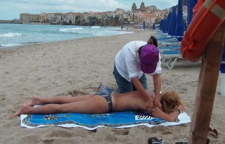 Хотите отдохнуть недорого на море? Начните бизнес массаж тела на пляже.
